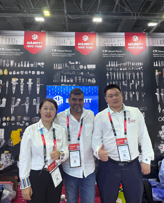 1764756132219787.png 和客户合影.png